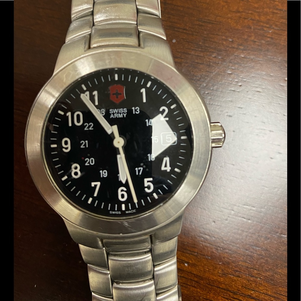 Men’s Swiss Army watch. Silver